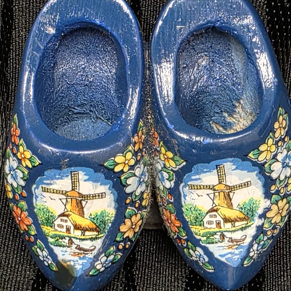 Vintage Dutch Wooden Shoe Souvenir Magnet Blue Hand Painted Windmill Holland Clo